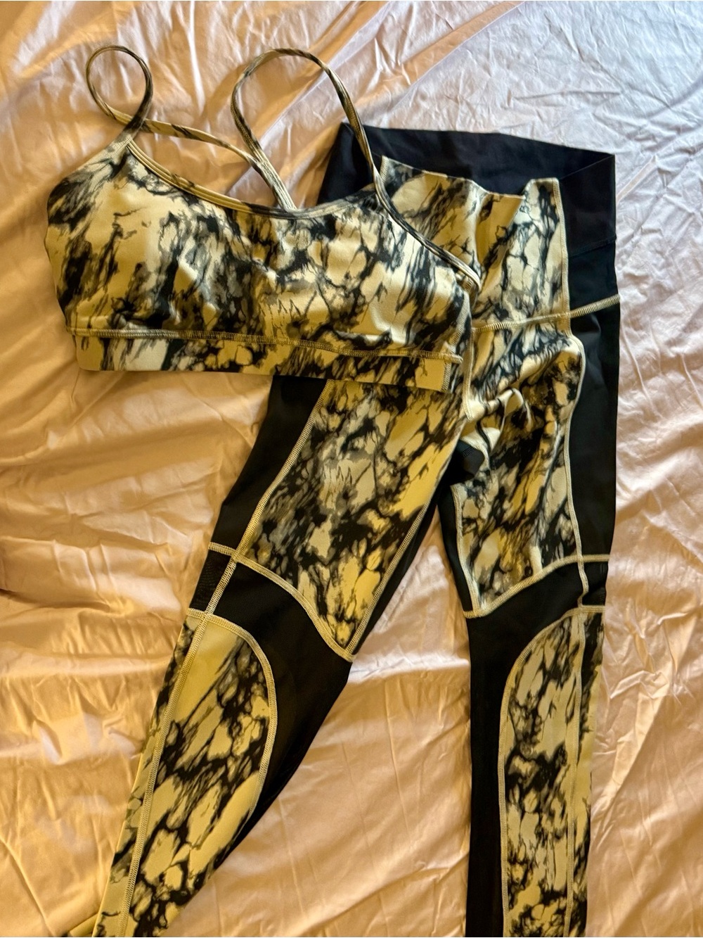 Women's Marble-Print Active Leggings & Sports Bra Set - cream/Black